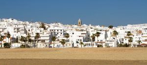 los pueblos más bonitos de andalucía con playa