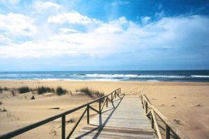 pueblos bonitos de andalucía con playa