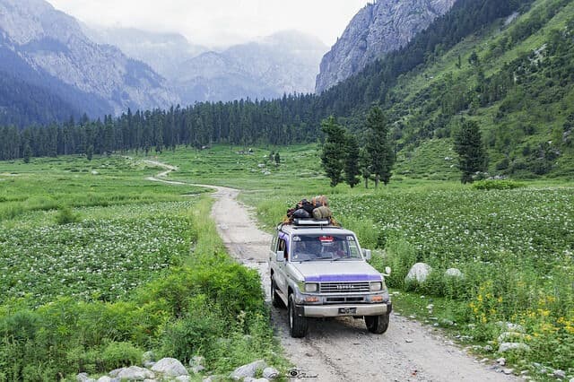 Coche de alquiler por un camino de montaña