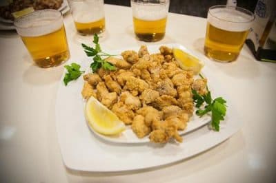Fried squid tapa with 4 "quintos" of beer