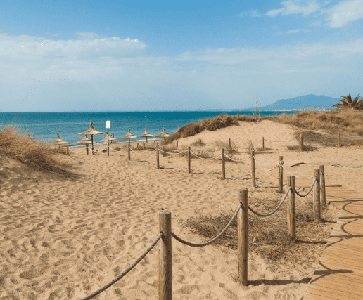 Playa de Cabopino en La Cala de Mijas