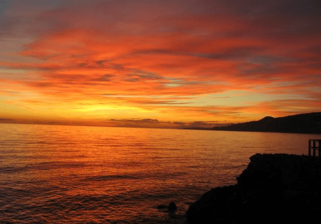 atardecer en la playa de malaga